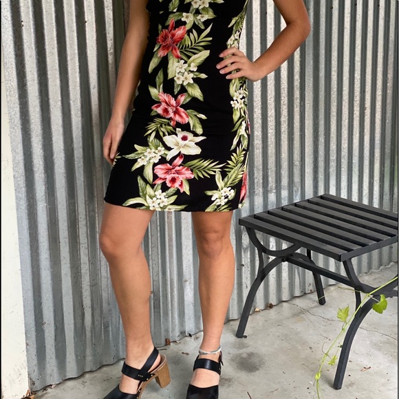 Hawaiian Dress - Picture 2 of 3